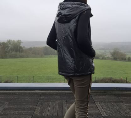 Attrait Paris - Veste sans manche fourré et imperméable avec capuche noir Attrait Paris