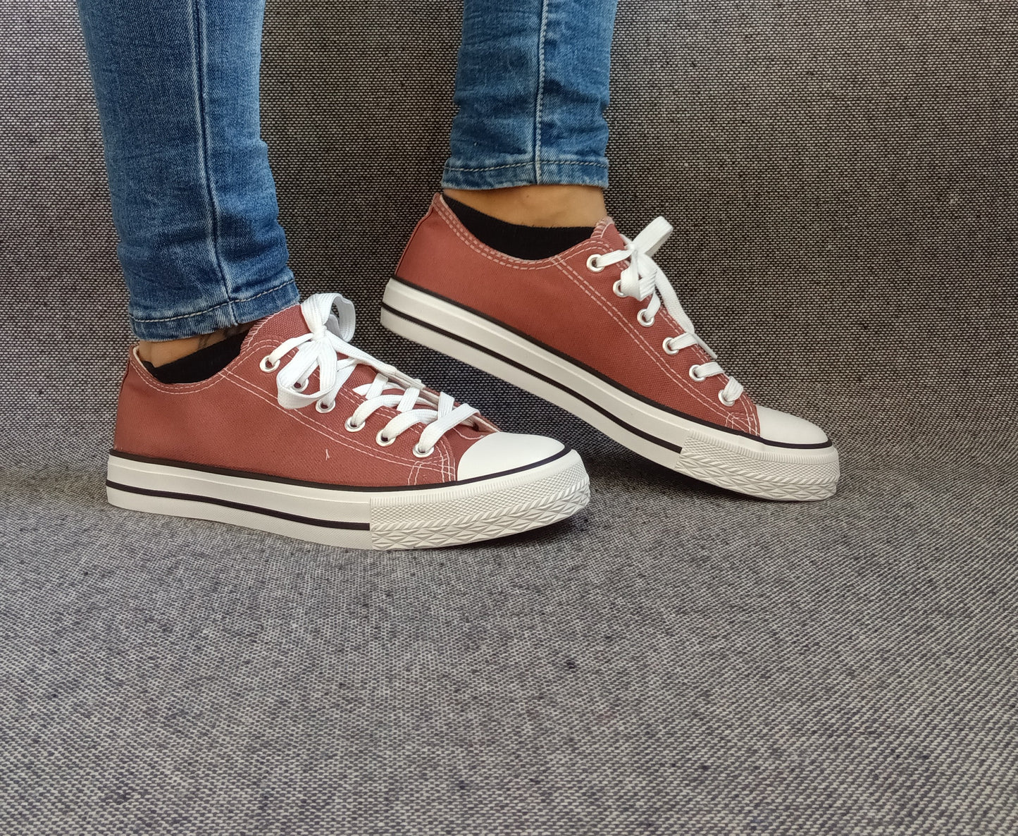 Chaussures baskets basses toile marron chocolat style Converse