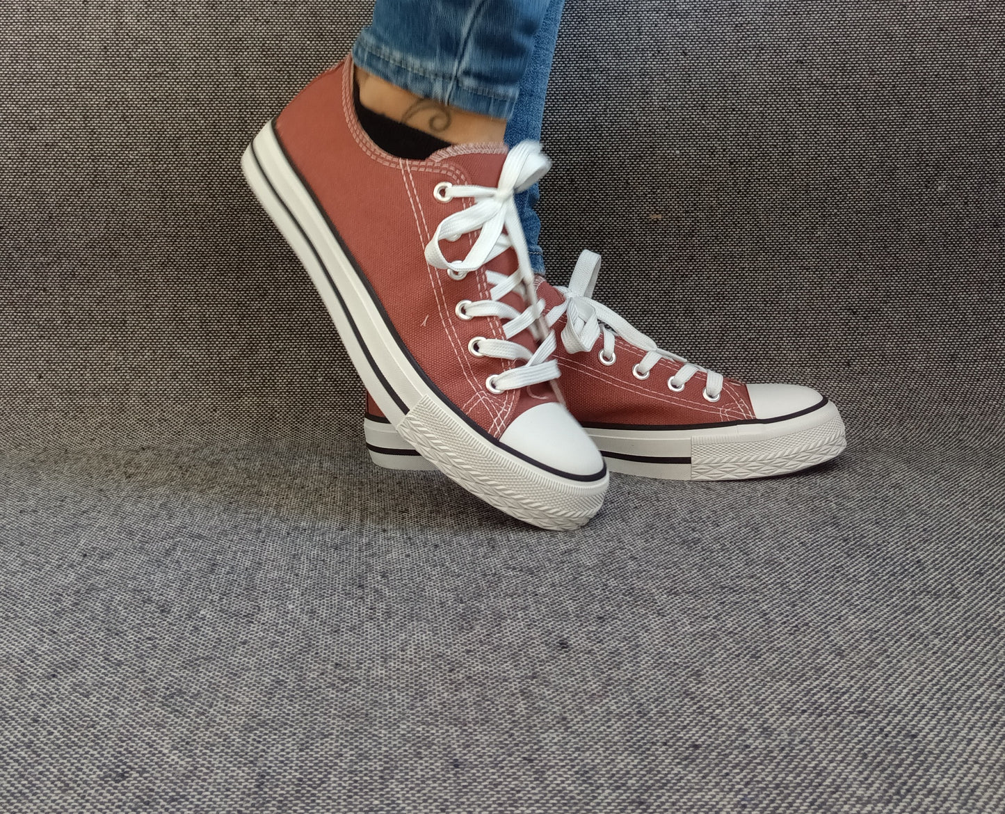 Chaussures baskets basses toile marron chocolat style Converse