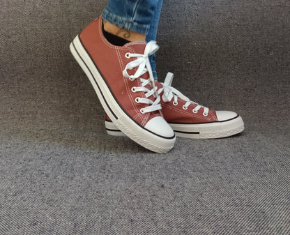 Chaussures baskets basses toile marron chocolat style Converse