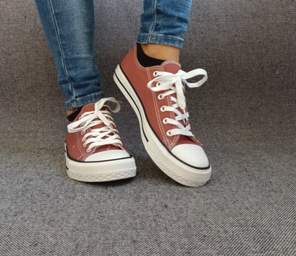 Chaussures baskets basses toile marron chocolat style Converse