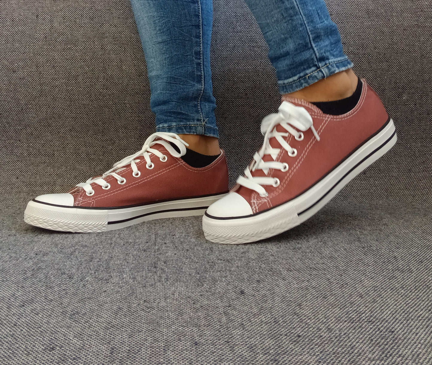 Chaussures baskets basses toile marron chocolat style Converse