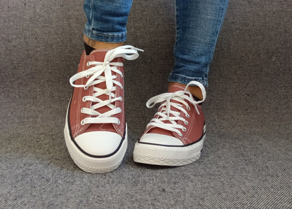 Chaussures baskets basses toile marron chocolat style Converse