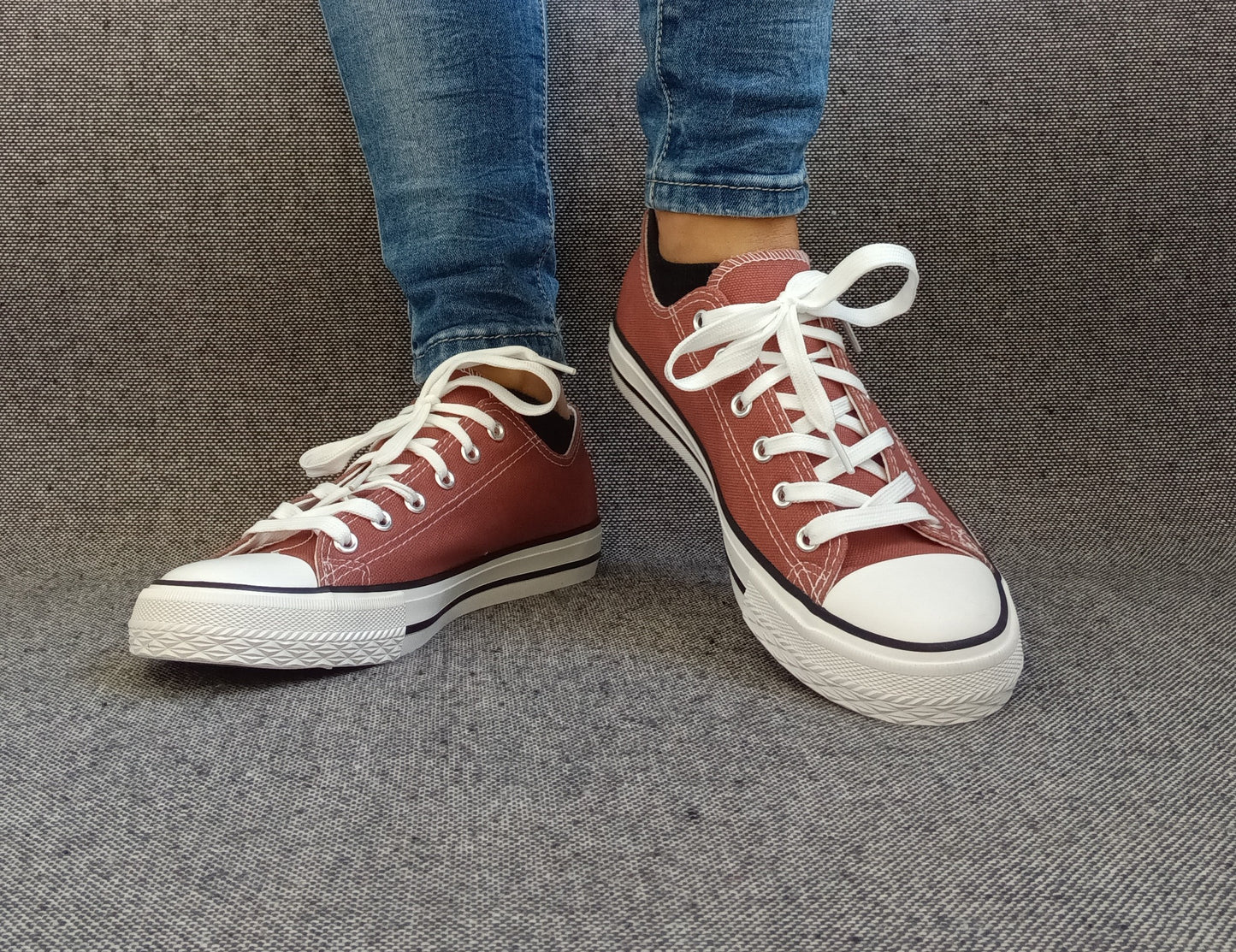 Chaussures baskets basses toile marron chocolat style Converse