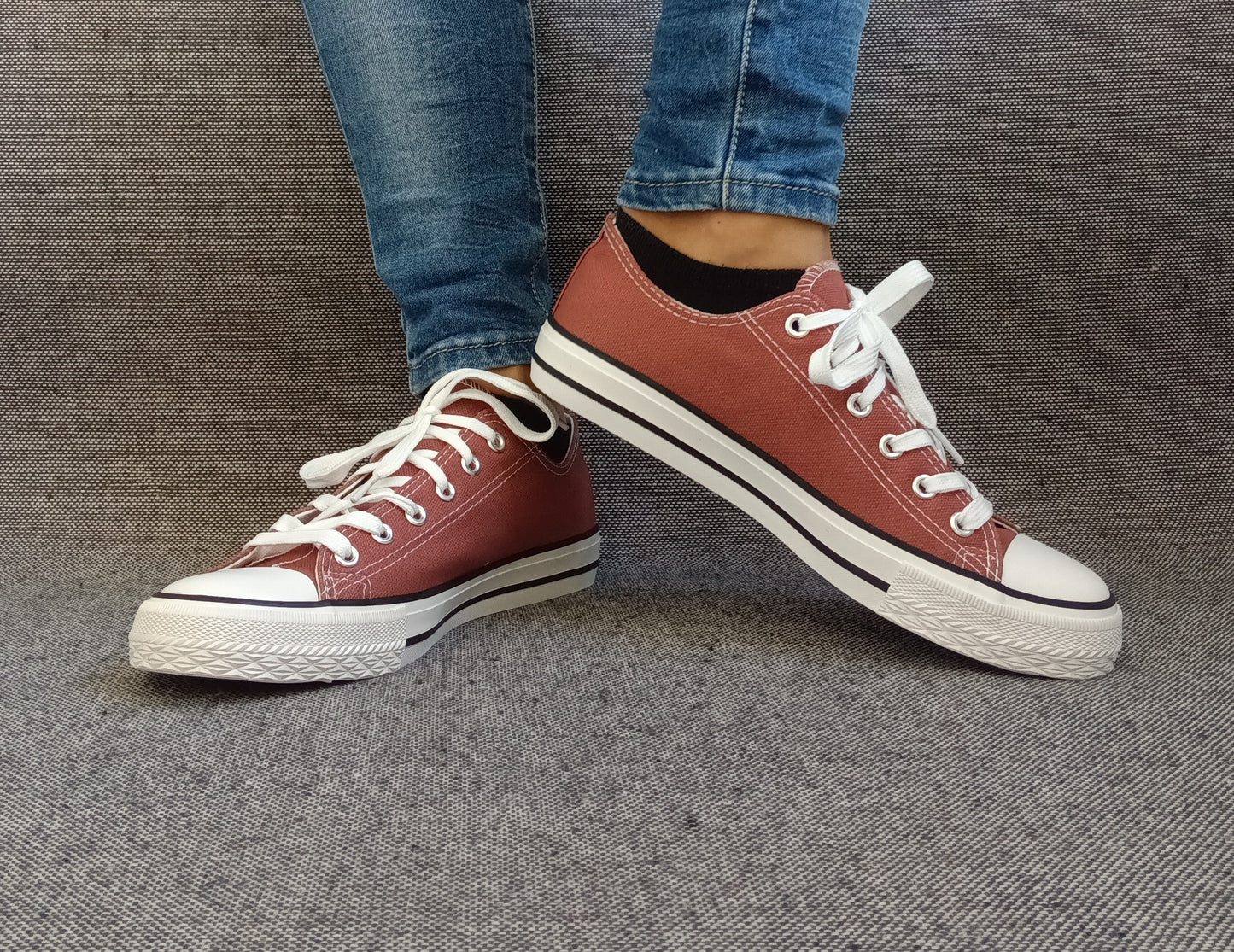 Chaussures baskets basses toile marron chocolat style Converse