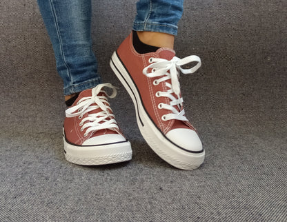 Chaussures baskets basses toile marron chocolat style Converse