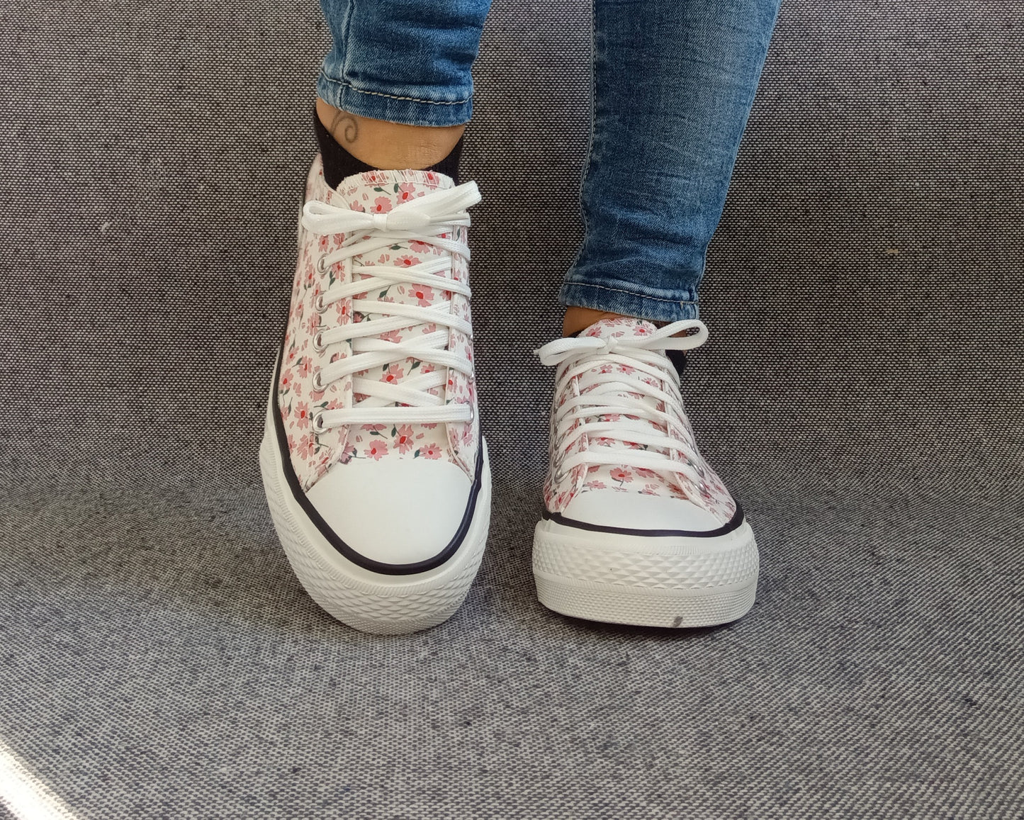 Baskets basses motifs liberty fleurs roses en tissu type converse