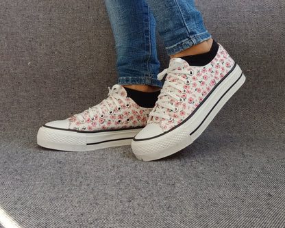 Chaussures baskets basses motifs liberty fleurs roses en tissu style converse