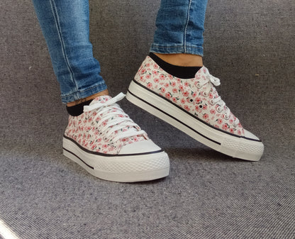 Baskets basses motifs liberty fleurs roses en tissu type converse