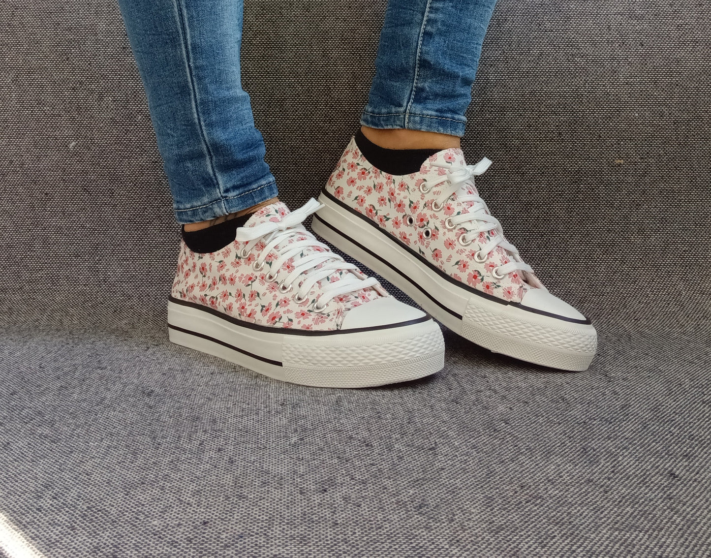 Chaussures baskets basses motifs liberty fleurs roses en tissu style converse