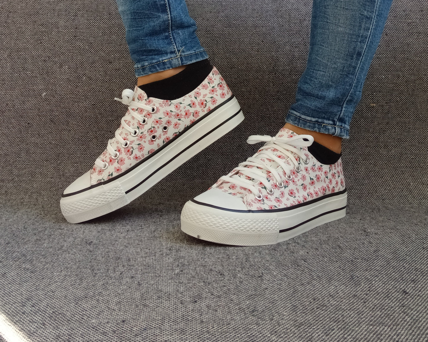 Baskets basses motifs liberty fleurs roses en tissu type converse