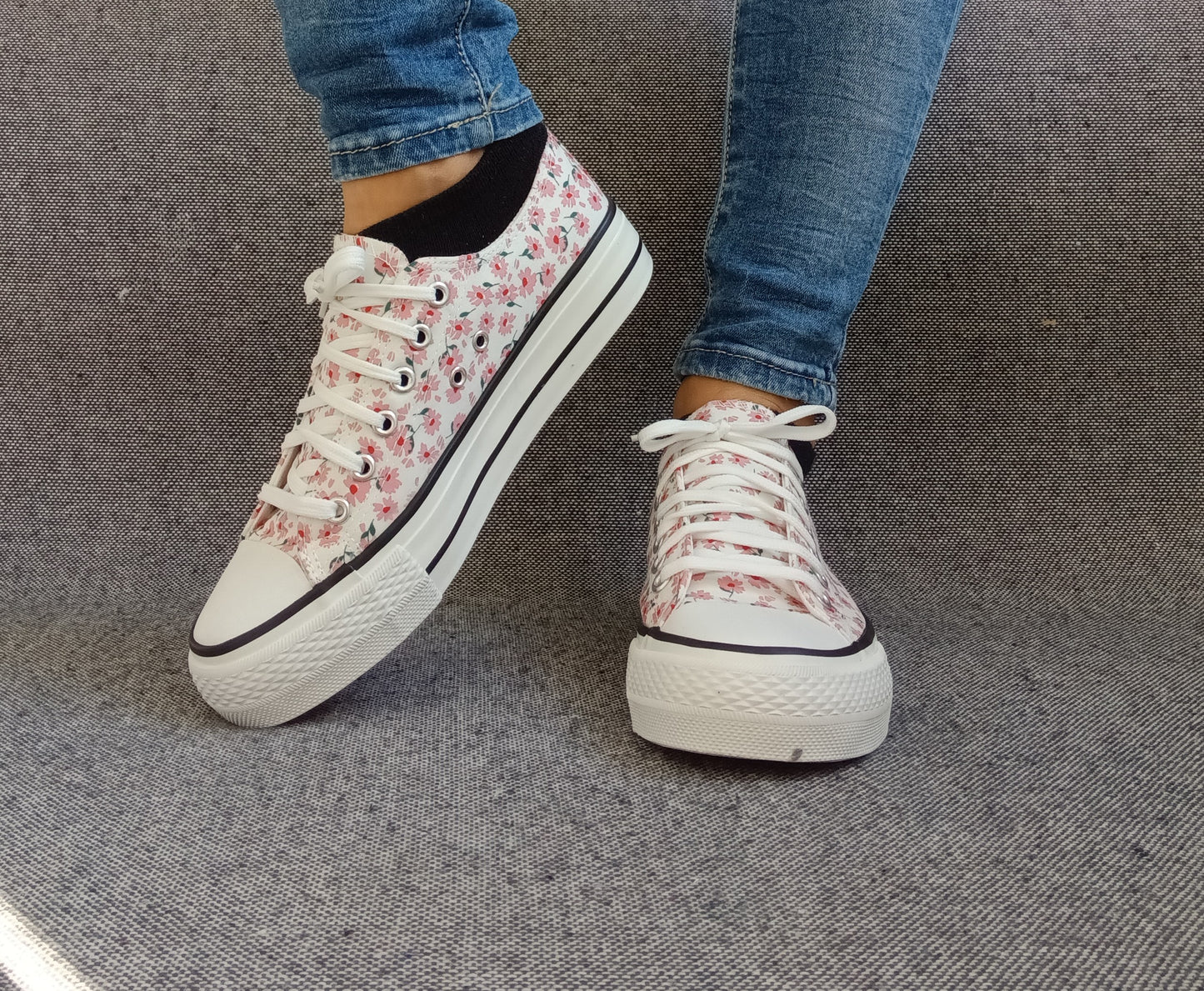 Baskets basses motifs liberty fleurs roses en tissu type converse