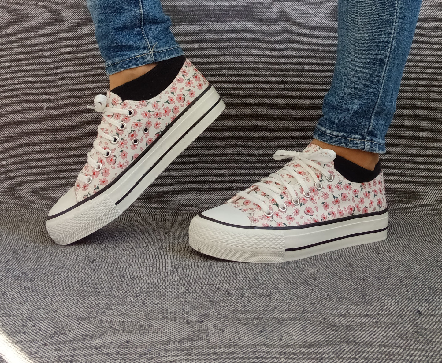 Chaussures baskets basses motifs liberty fleurs roses en tissu style converse