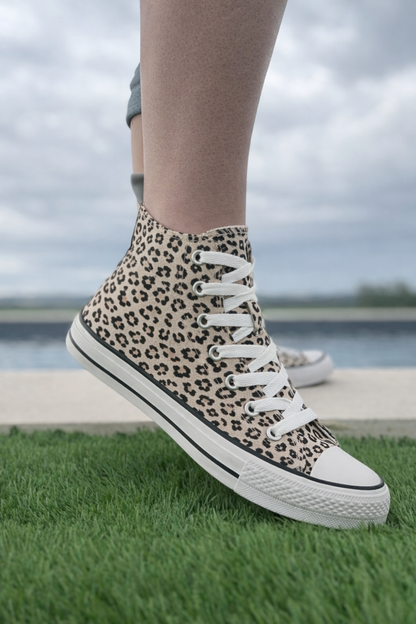 détails baskets léopard montantes