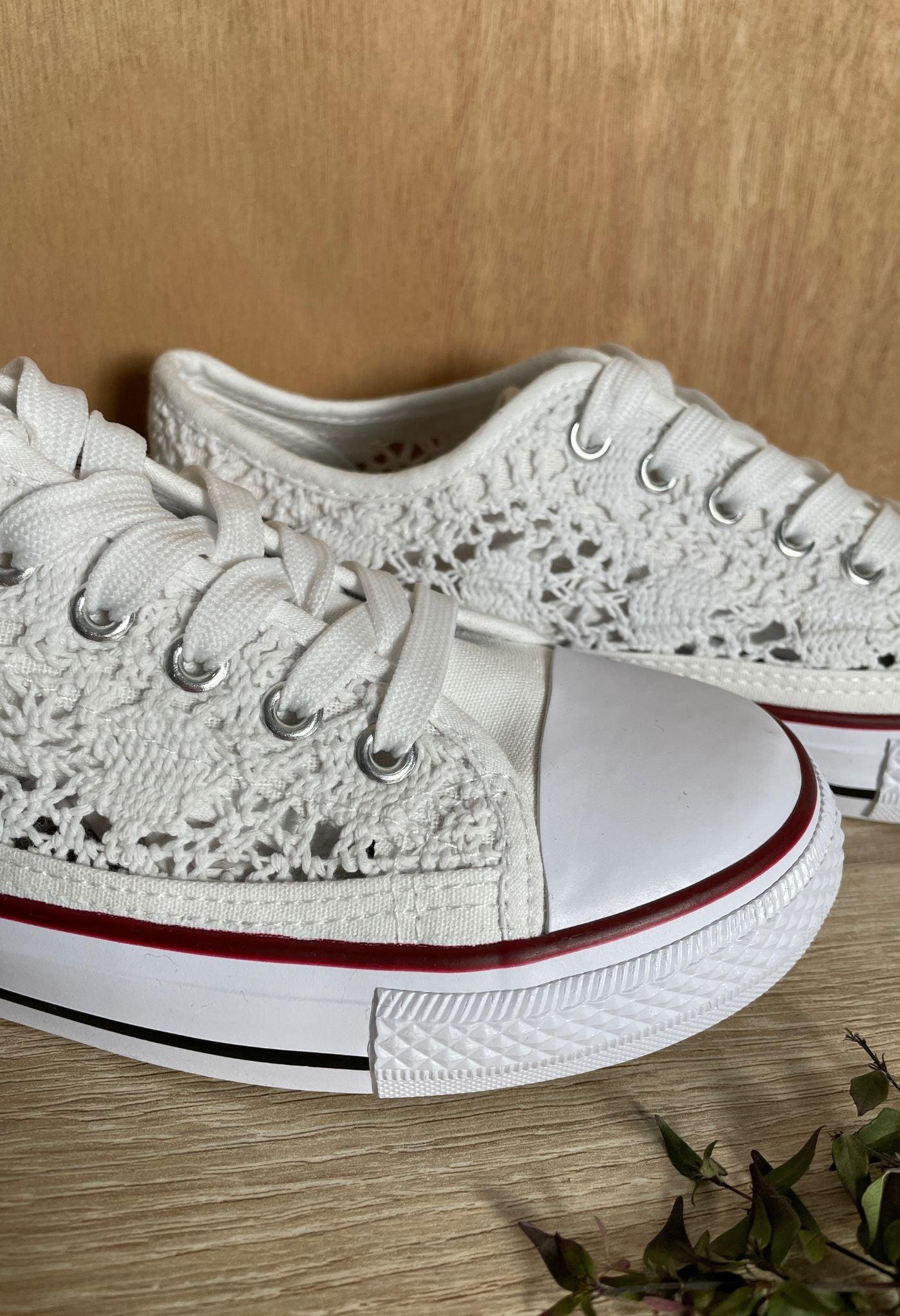 Baskets à dentelle blanche basse en tissu style Converse - Le Petit Placard