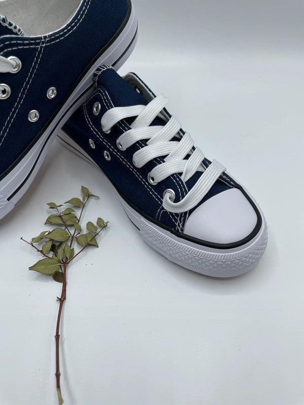 Baskets basses bleu marine et blanc type converse - Le Petit Placard