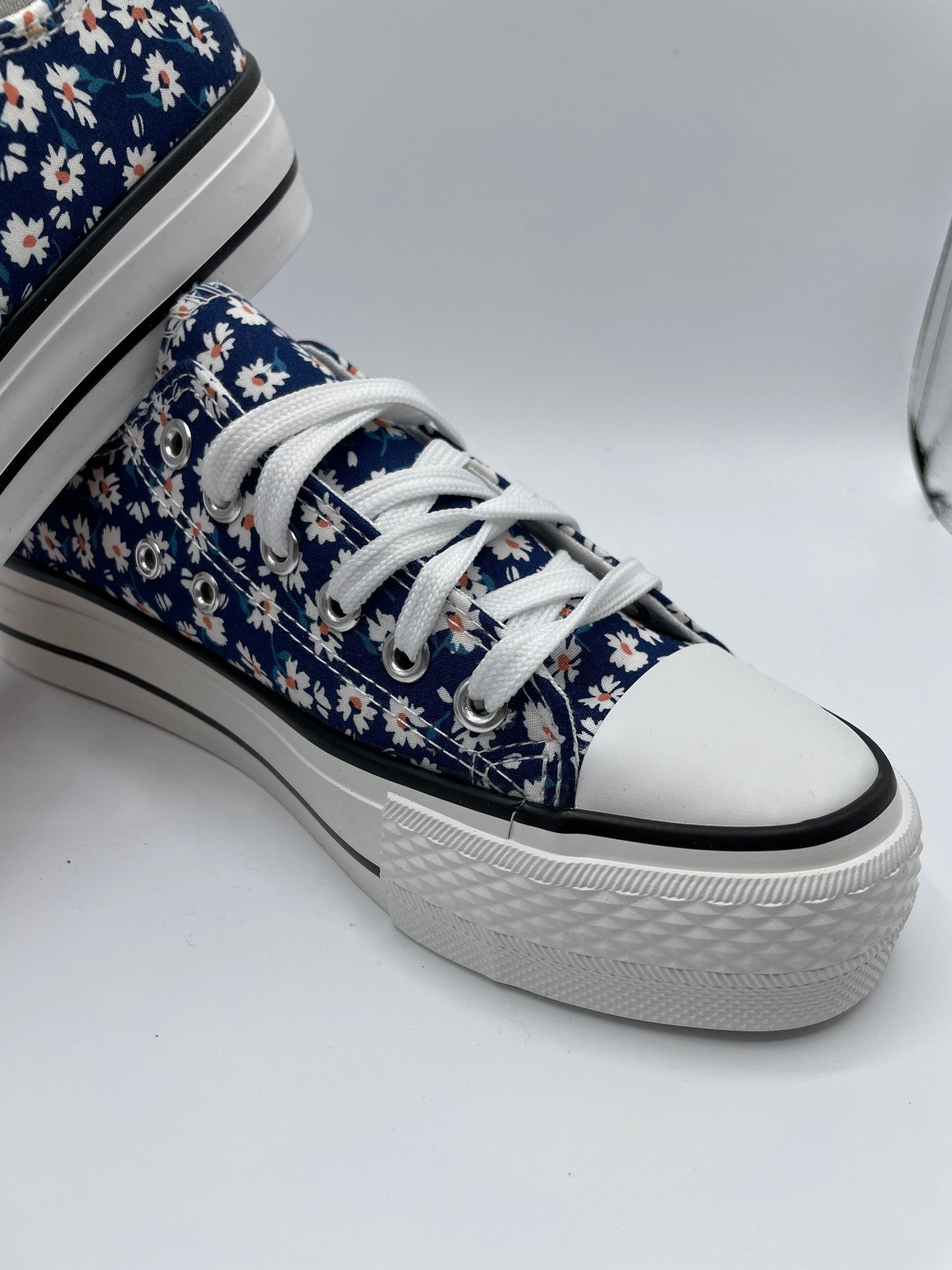 Baskets basses motifs liberty fleurs bleu marine en tissu type converse - Le Petit Placard