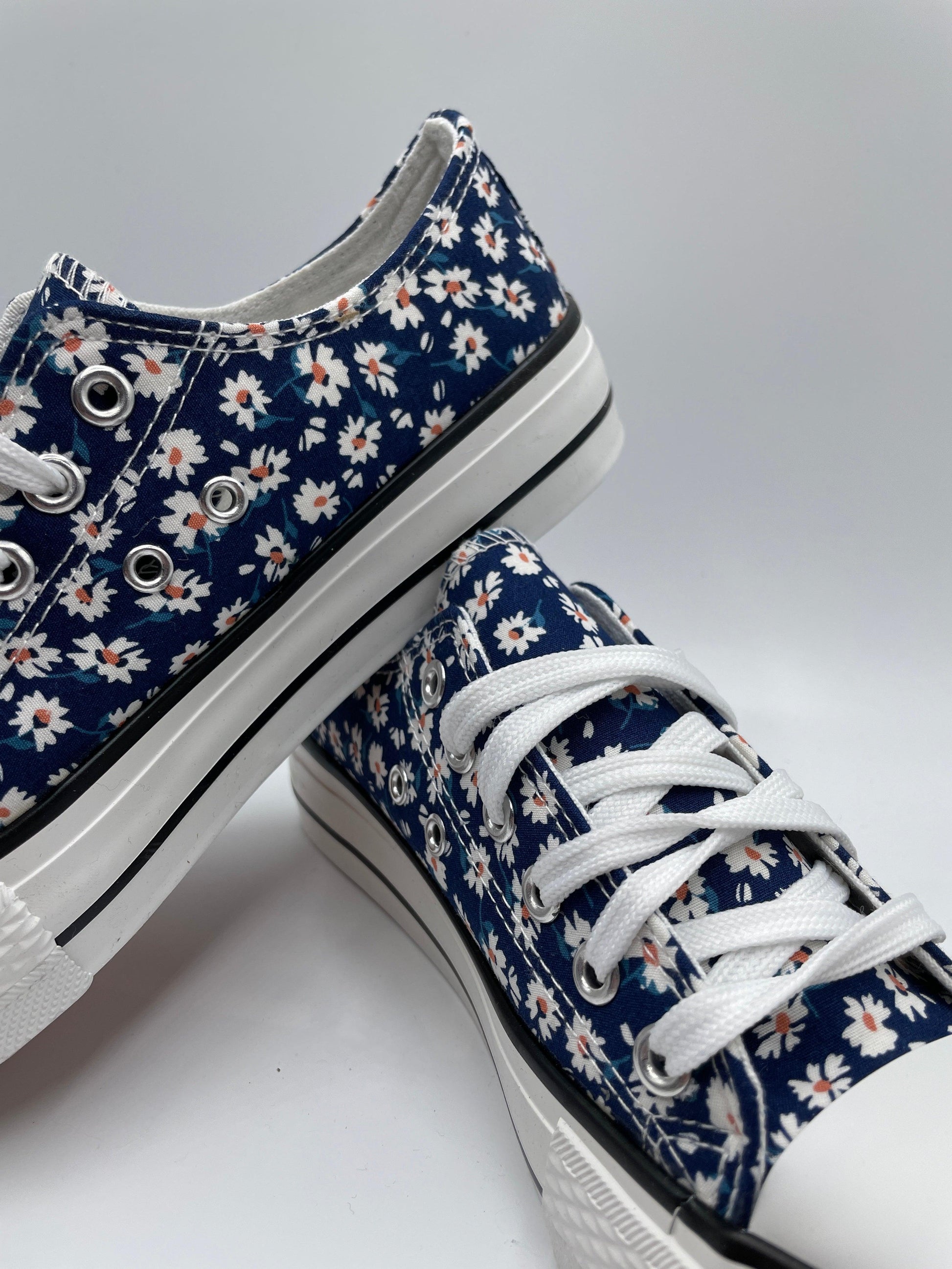 Baskets basses motifs liberty fleurs bleu marine en tissu type converse - Le Petit Placard