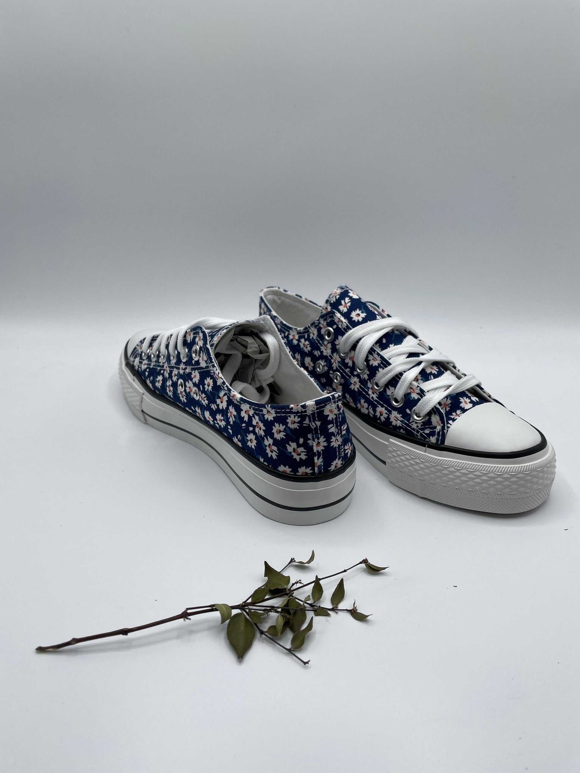 Baskets basses motifs liberty fleurs bleu marine en tissu type converse - Le Petit Placard