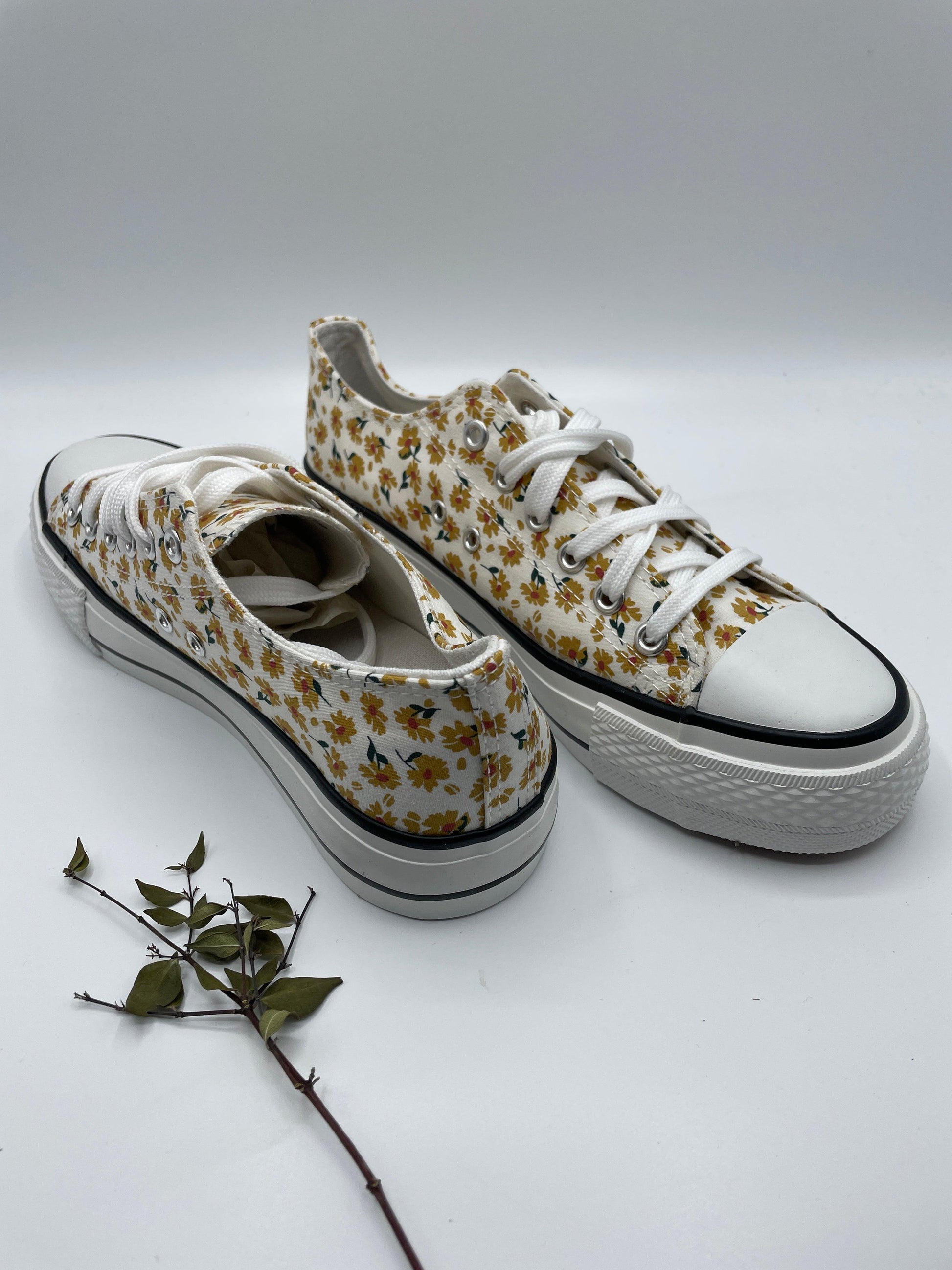 Baskets basses motifs liberty fleurs jaunes en tissu type converse - Le Petit Placard