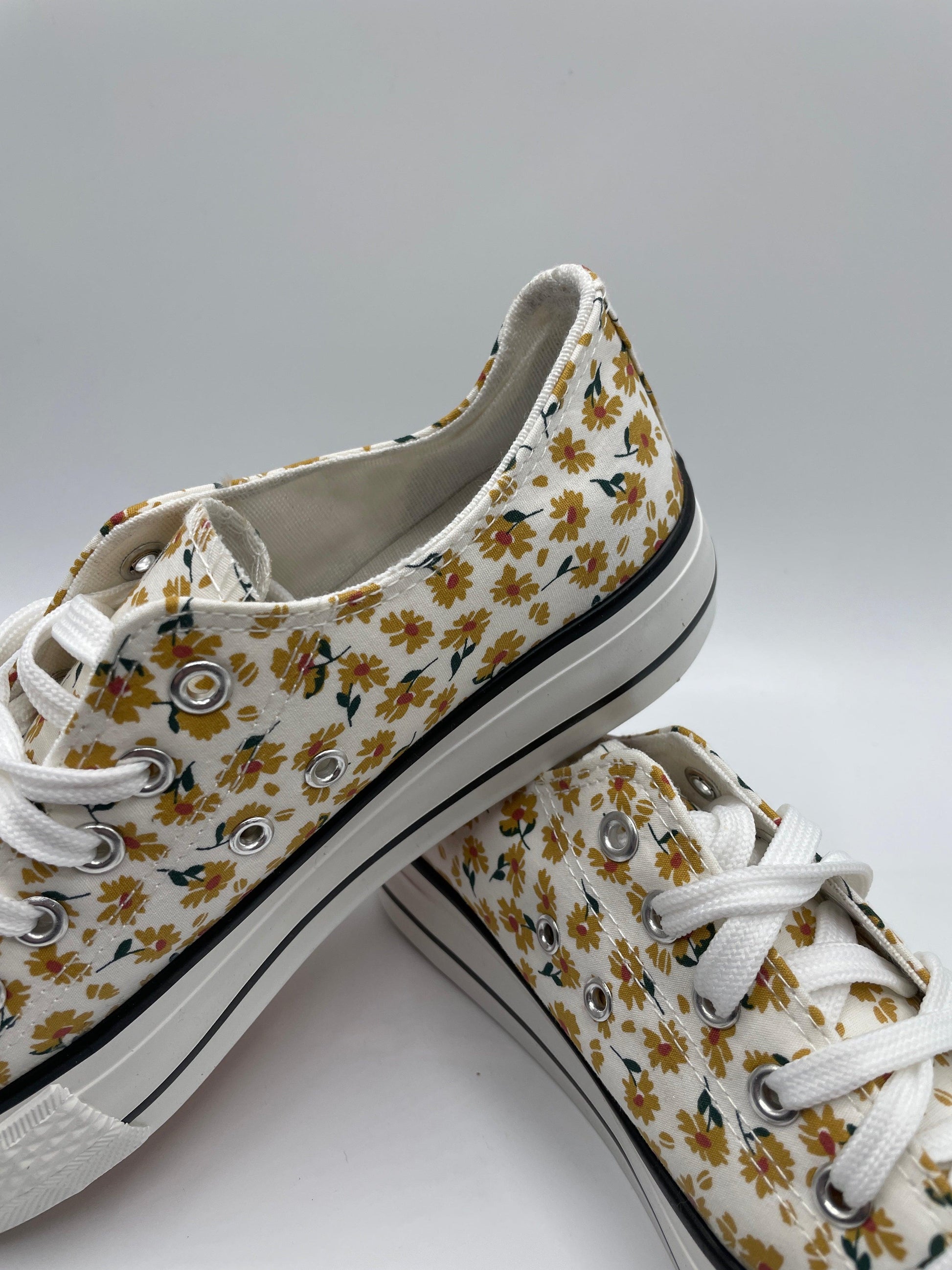 Baskets basses motifs liberty fleurs jaunes en tissu type converse - Le Petit Placard