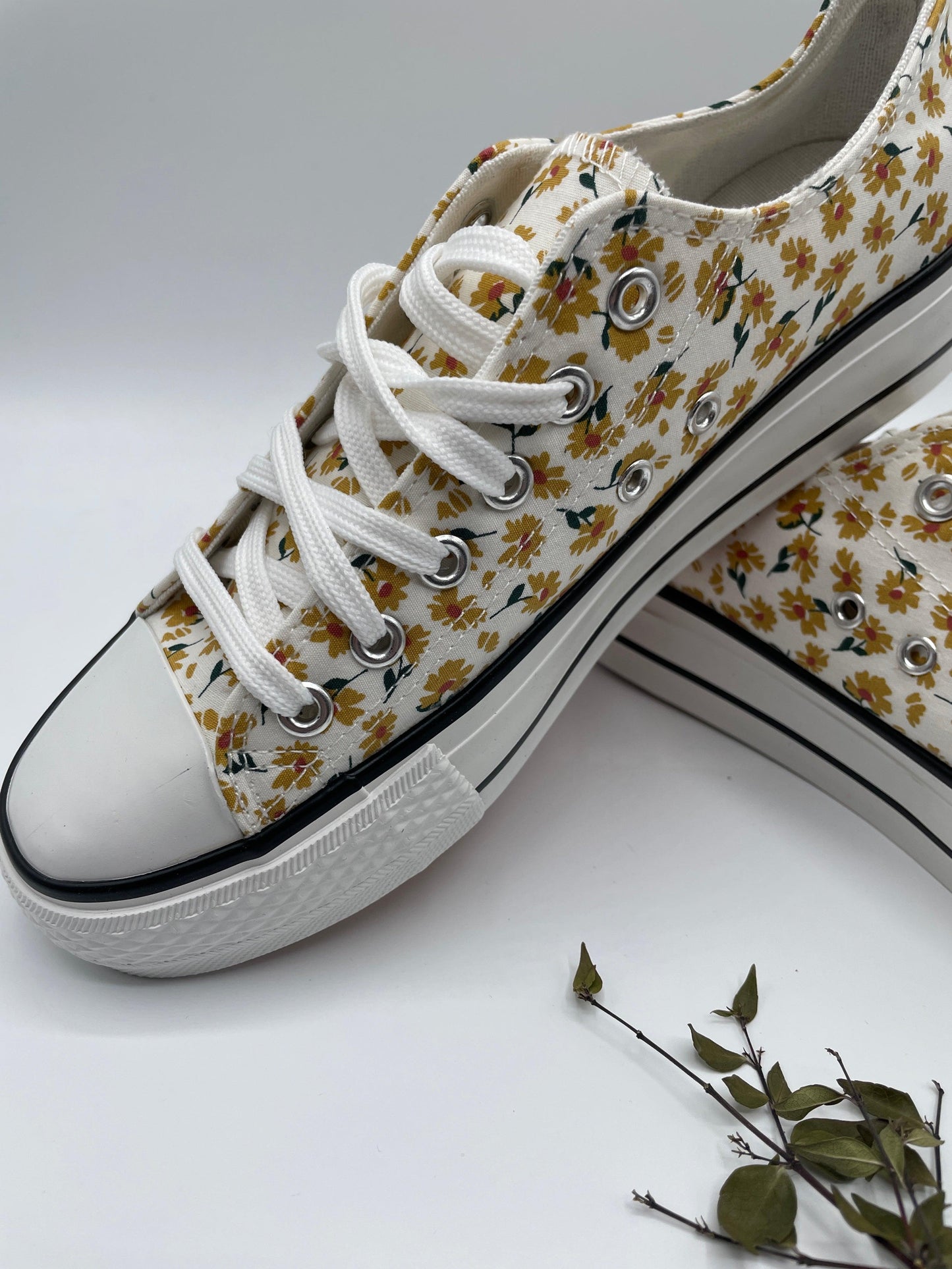 Baskets basses motifs liberty fleurs jaunes en tissu type converse - Le Petit Placard