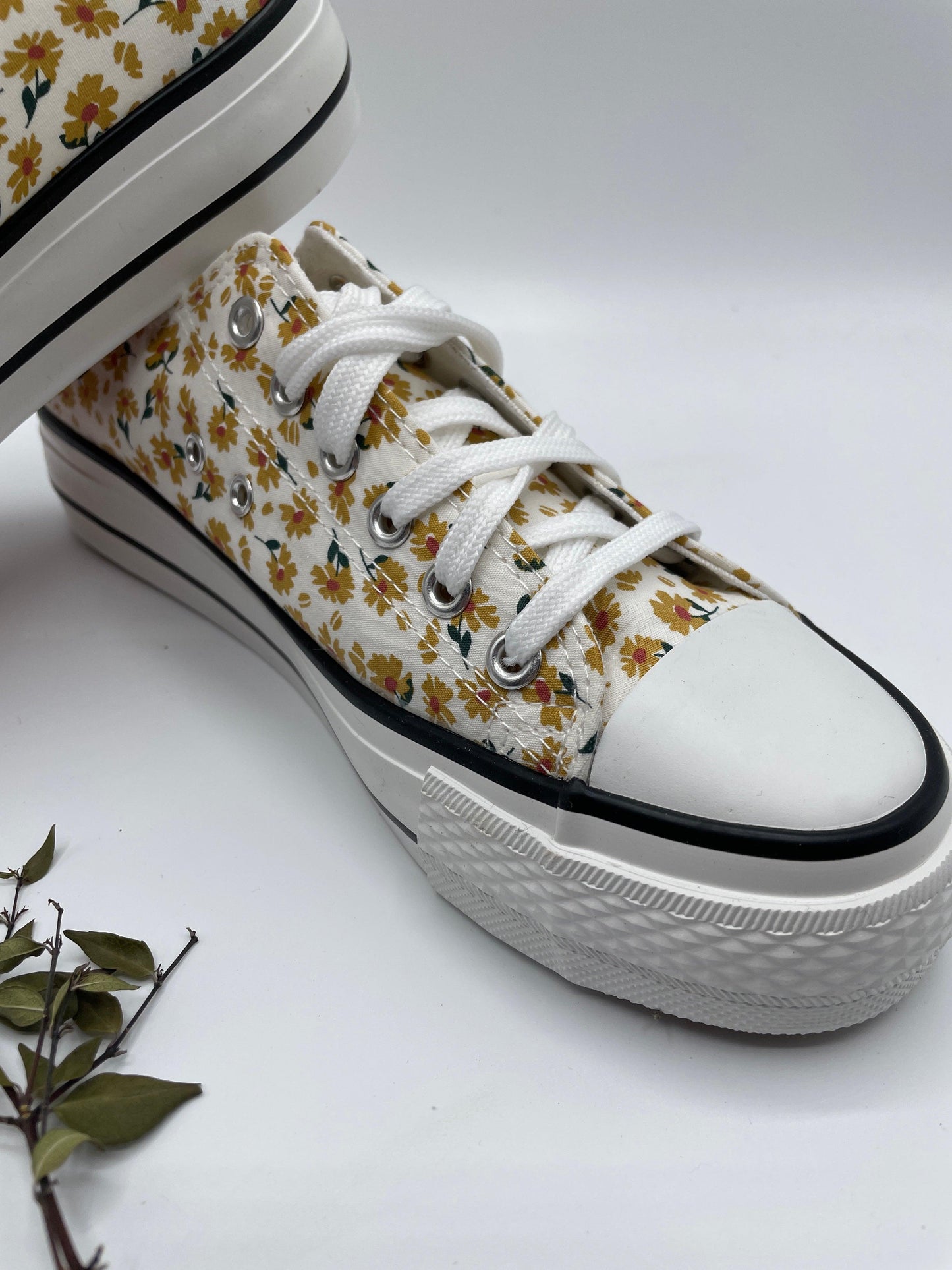 Baskets basses motifs liberty fleurs jaunes en tissu type converse - Le Petit Placard