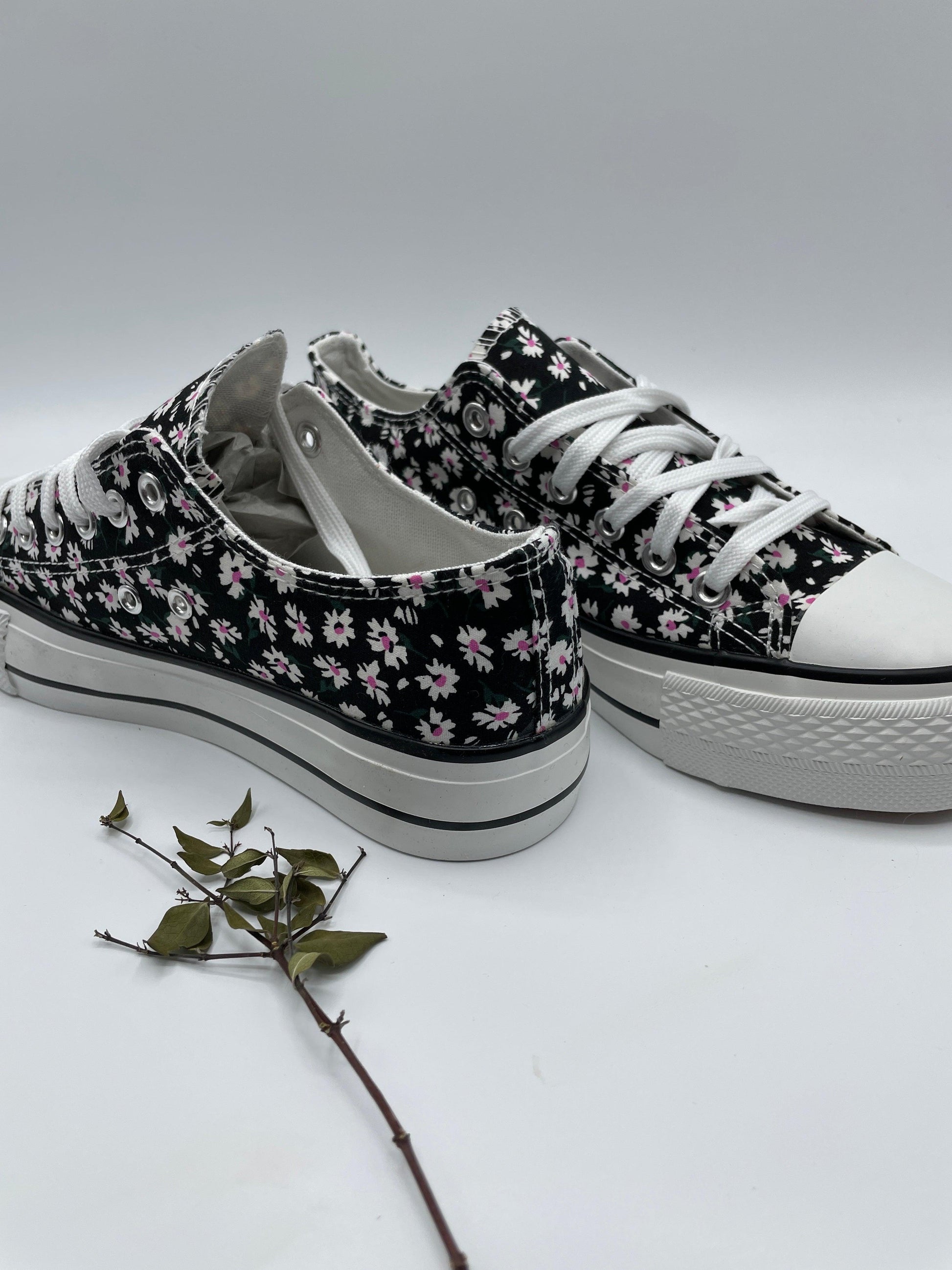 Baskets basses motifs liberty fleurs noires en tissu type converse - Le Petit Placard