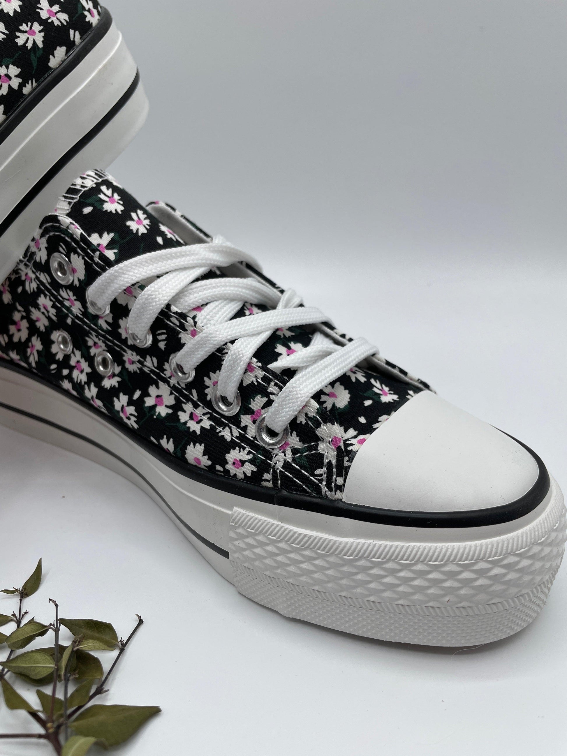 Baskets basses motifs liberty fleurs noires en tissu type converse - Le Petit Placard