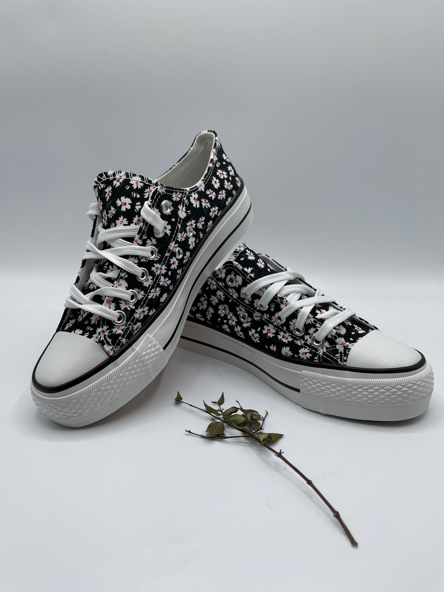 Baskets basses motifs liberty fleurs noires en tissu type converse - Le Petit Placard