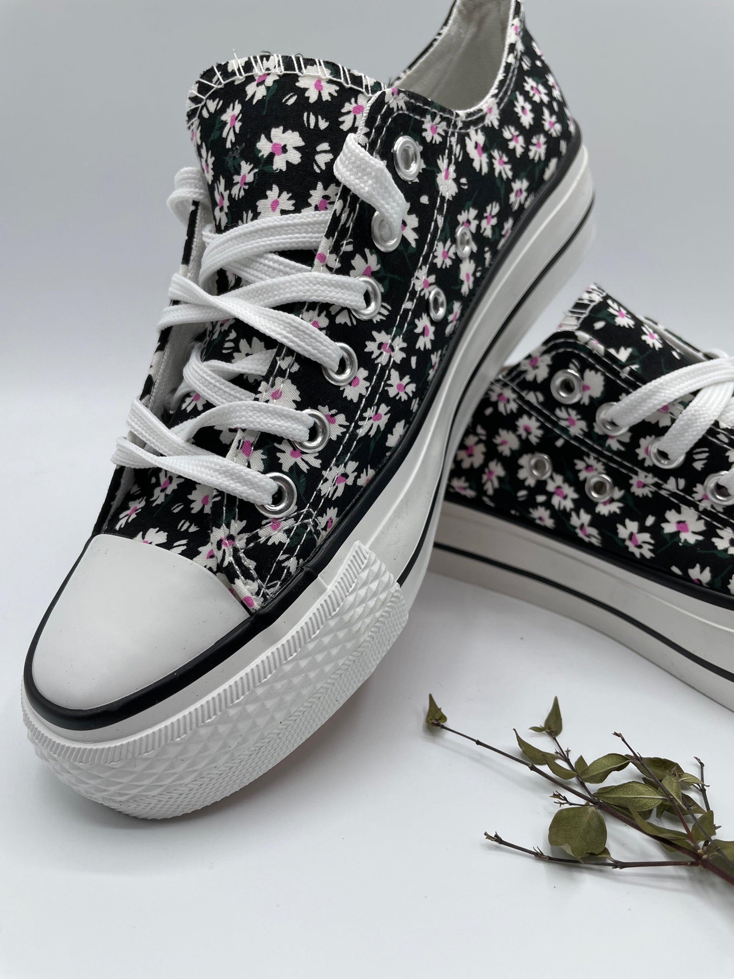 Baskets basses motifs liberty fleurs noires en tissu type converse - Le Petit Placard