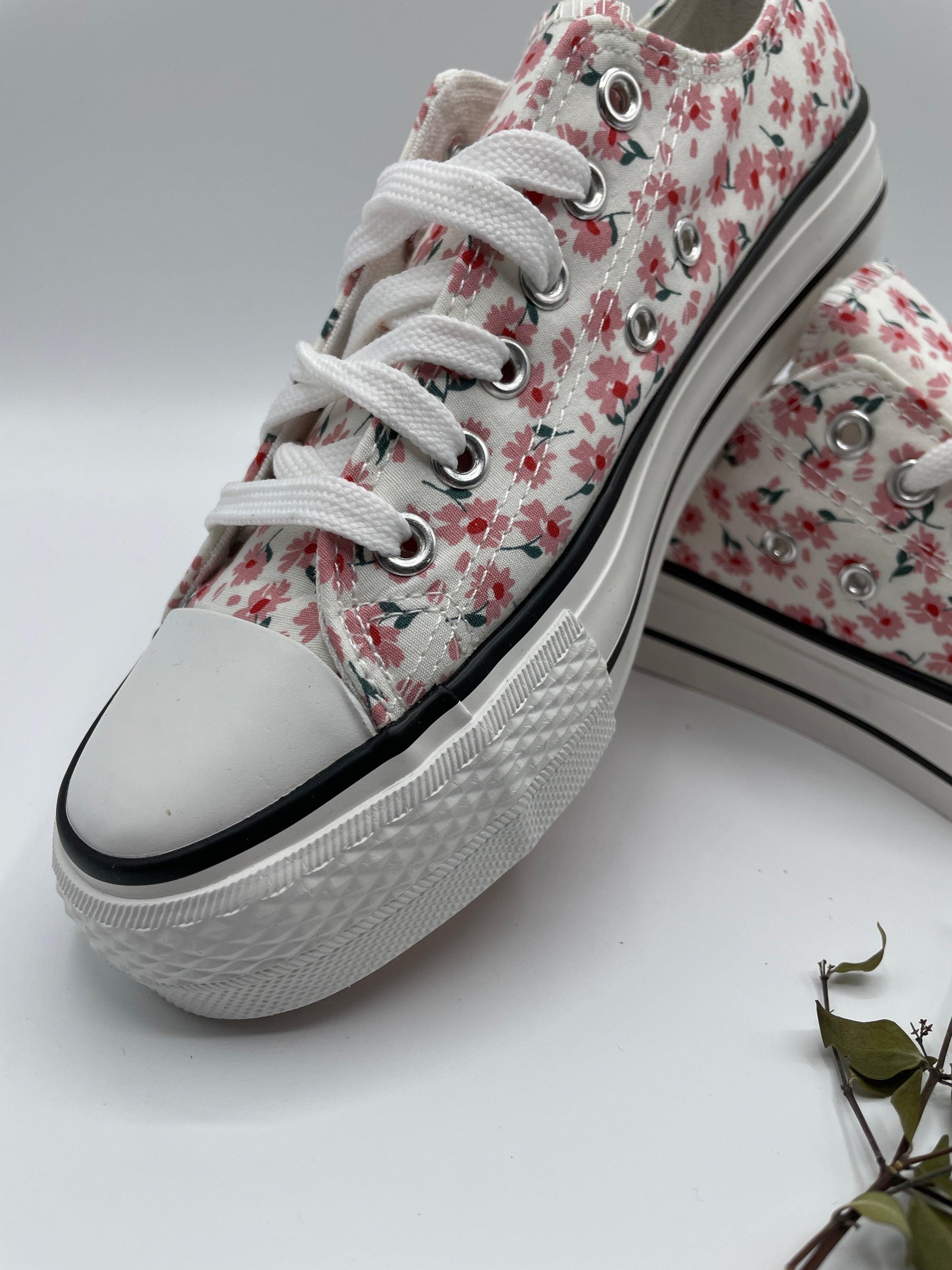 Baskets basses motifs liberty fleurs roses en tissu type converse - Le Petit Placard