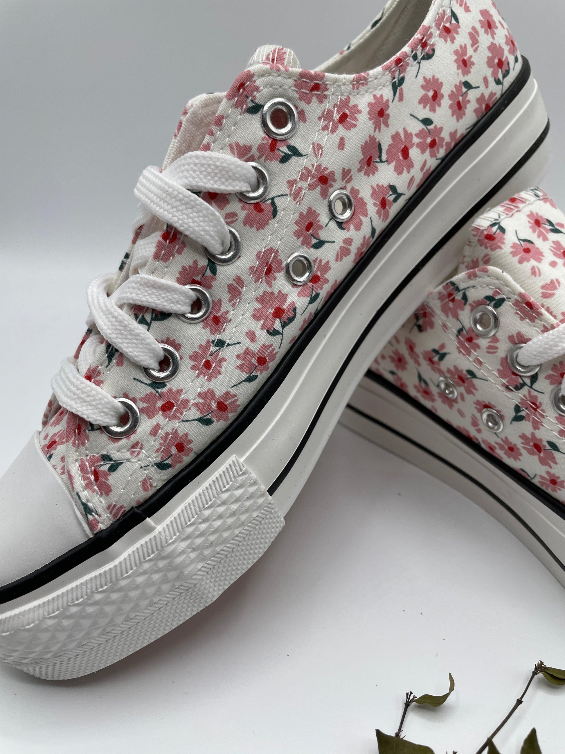 Baskets basses motifs liberty fleurs roses en tissu type converse - Le Petit Placard