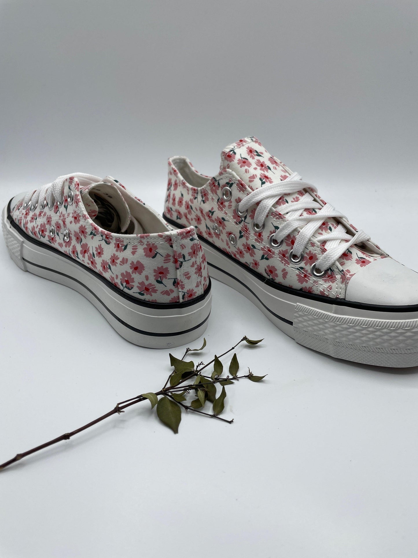 Baskets basses motifs liberty fleurs roses en tissu type converse - Le Petit Placard