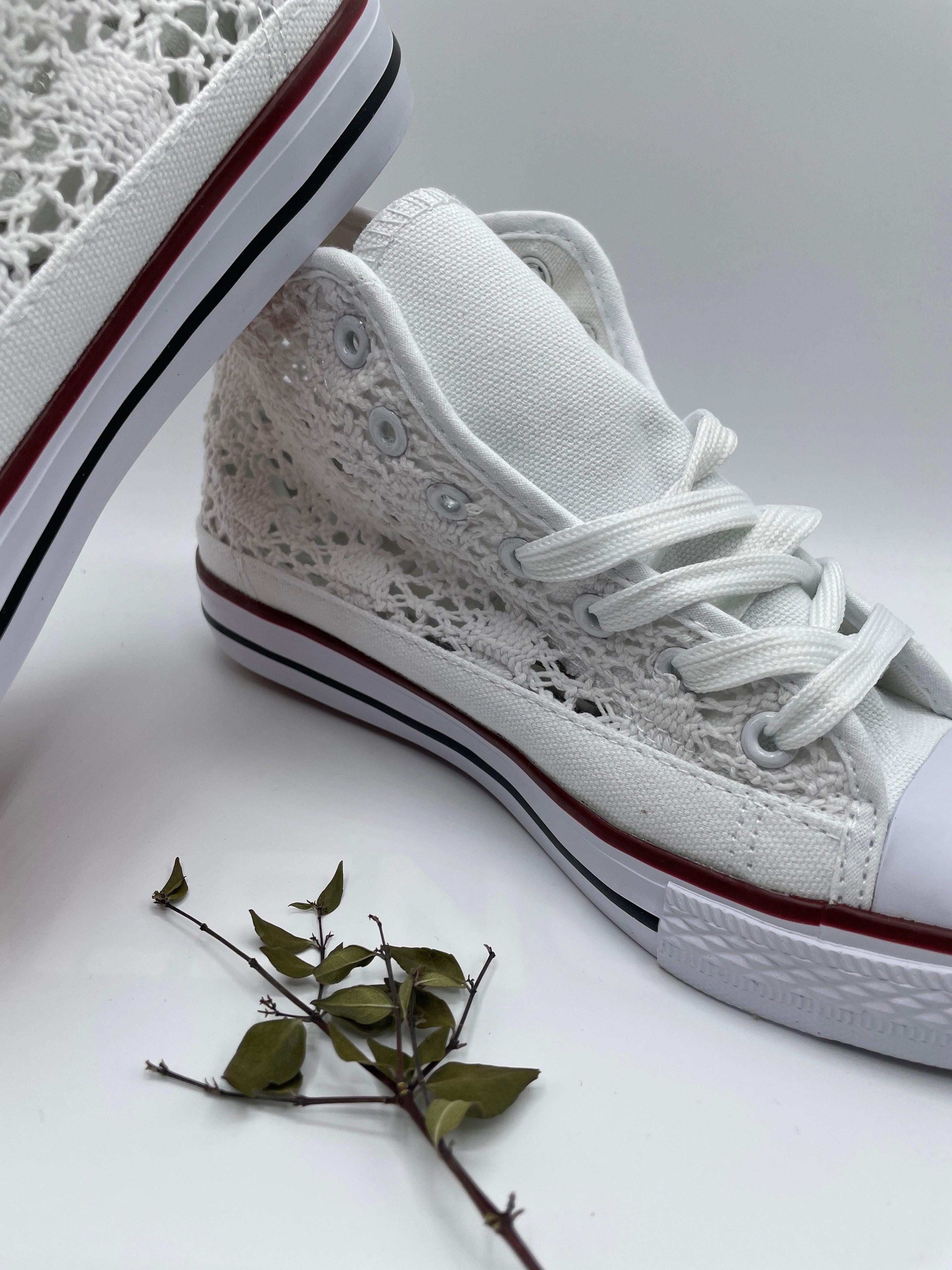 Baskets hautes a dentelle blanche en tissu style Converse Le Petit Placard