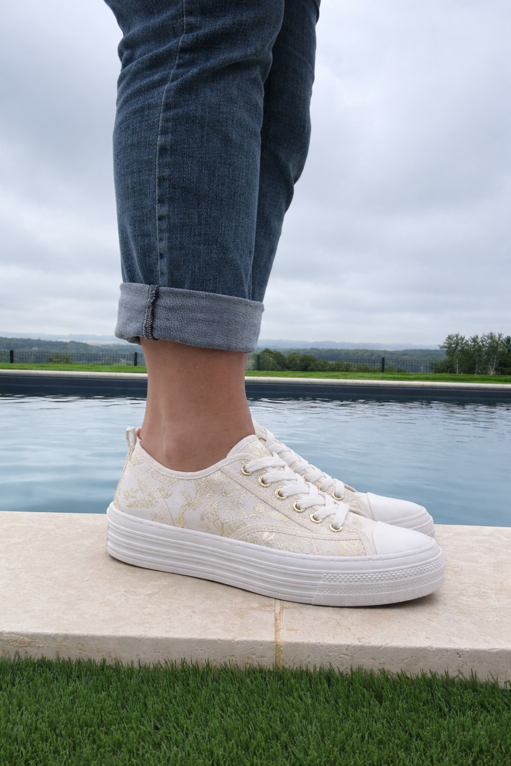 Sneakers femme beige avec détails dorés type Converse - vue latérale
