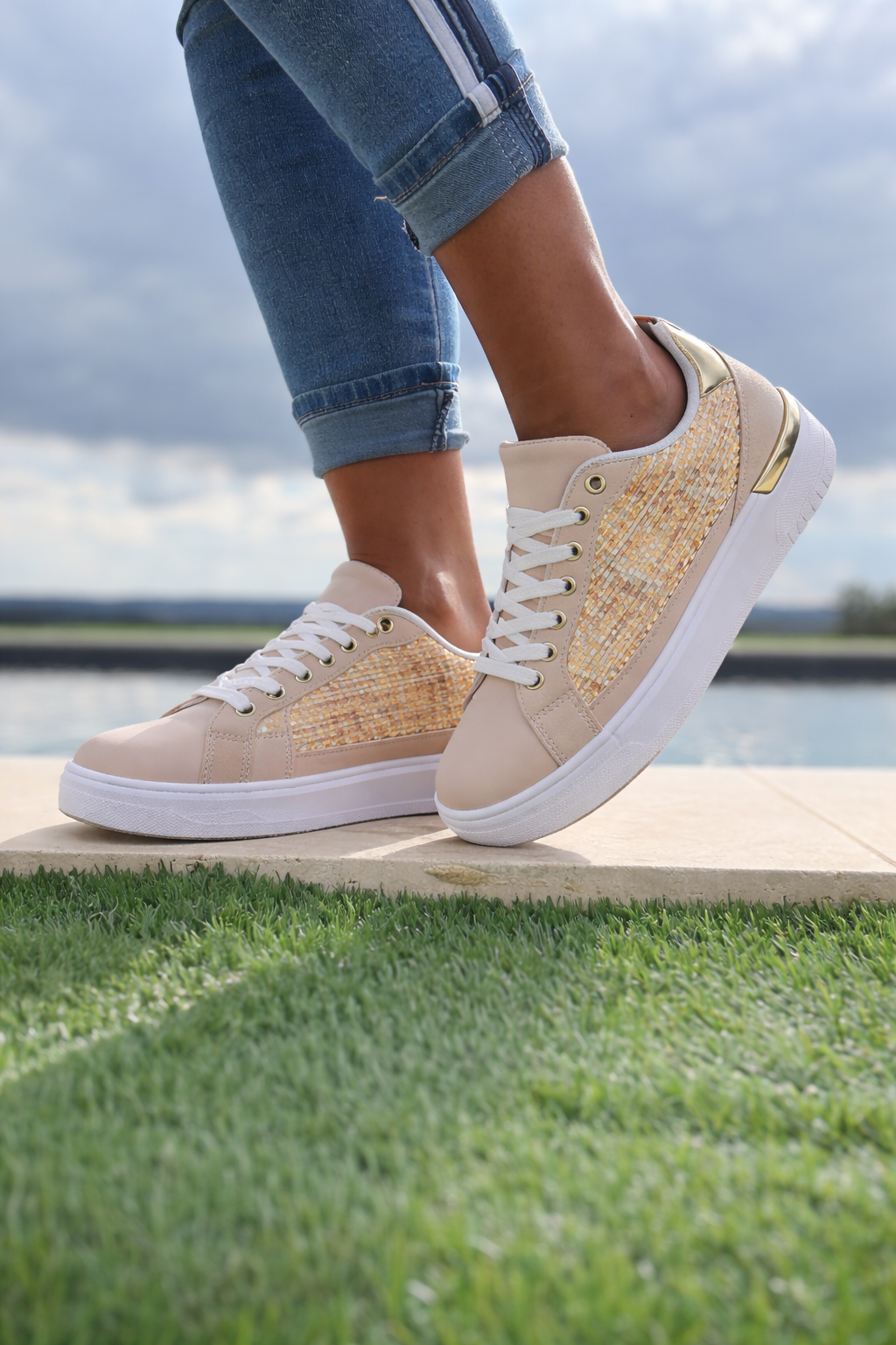 Baskets Femme Beige & Doré – Effet Tressé & Détails Métalliques