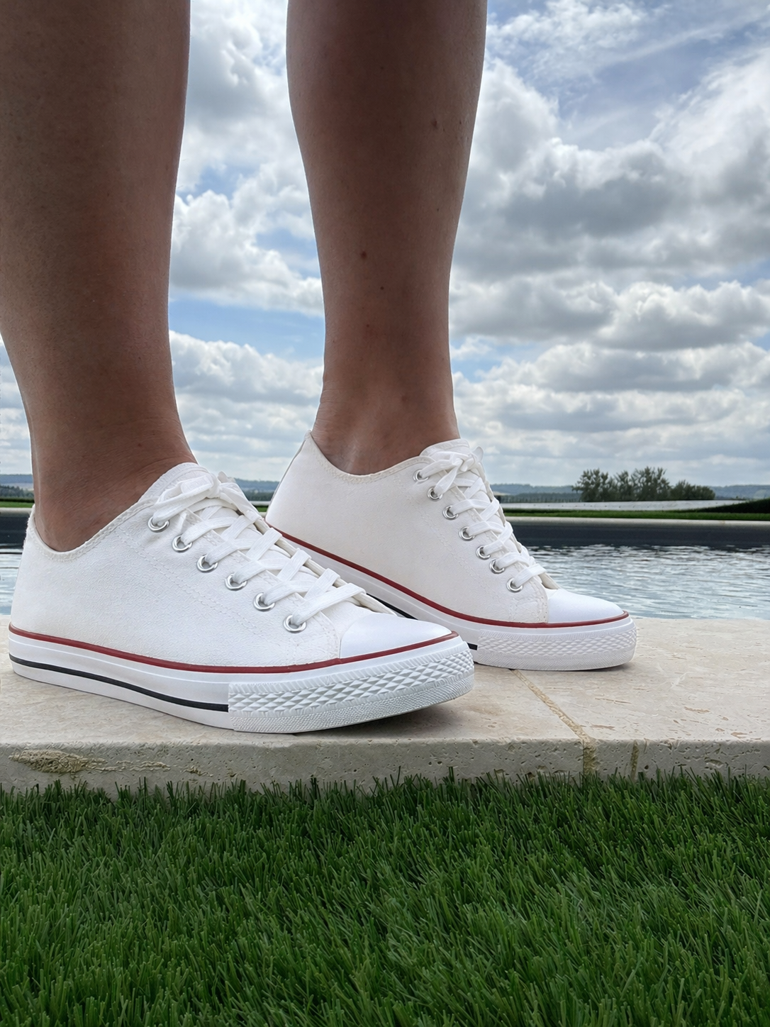 Sneakers basses toile blanche femme style converse – semelle rayée rouge et noir
