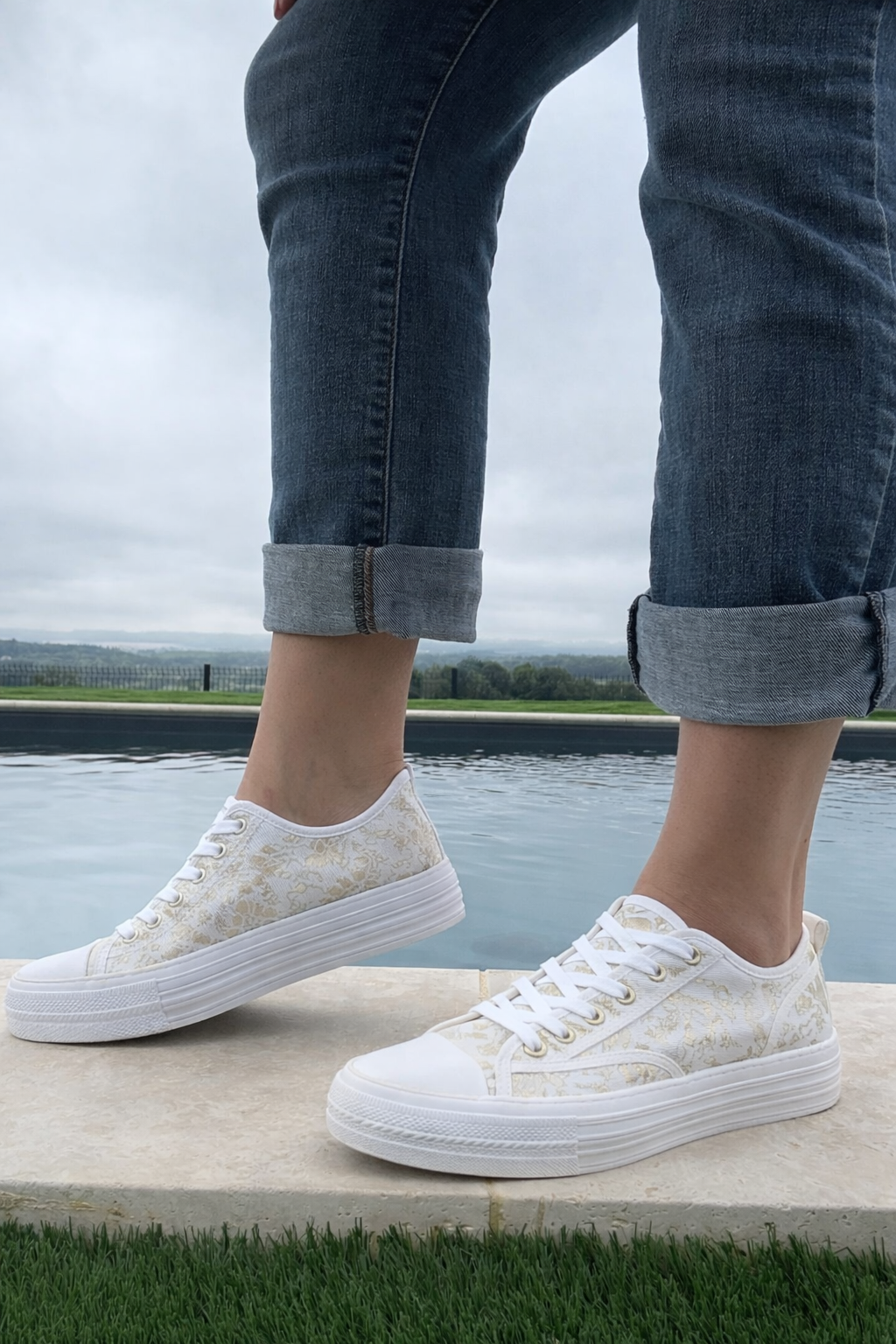 Baskets basses beige doré femme style Converse en toile - vue de face
