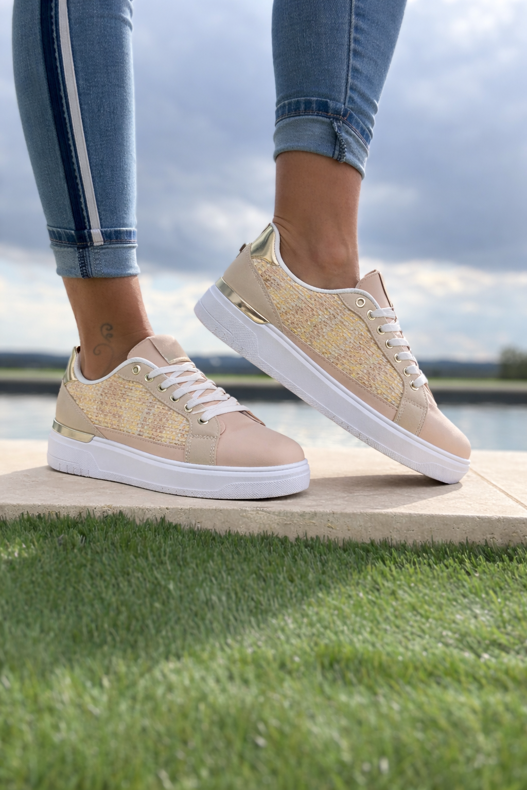 Baskets Femme Beige & Doré – Effet Tressé & Détails Métalliques