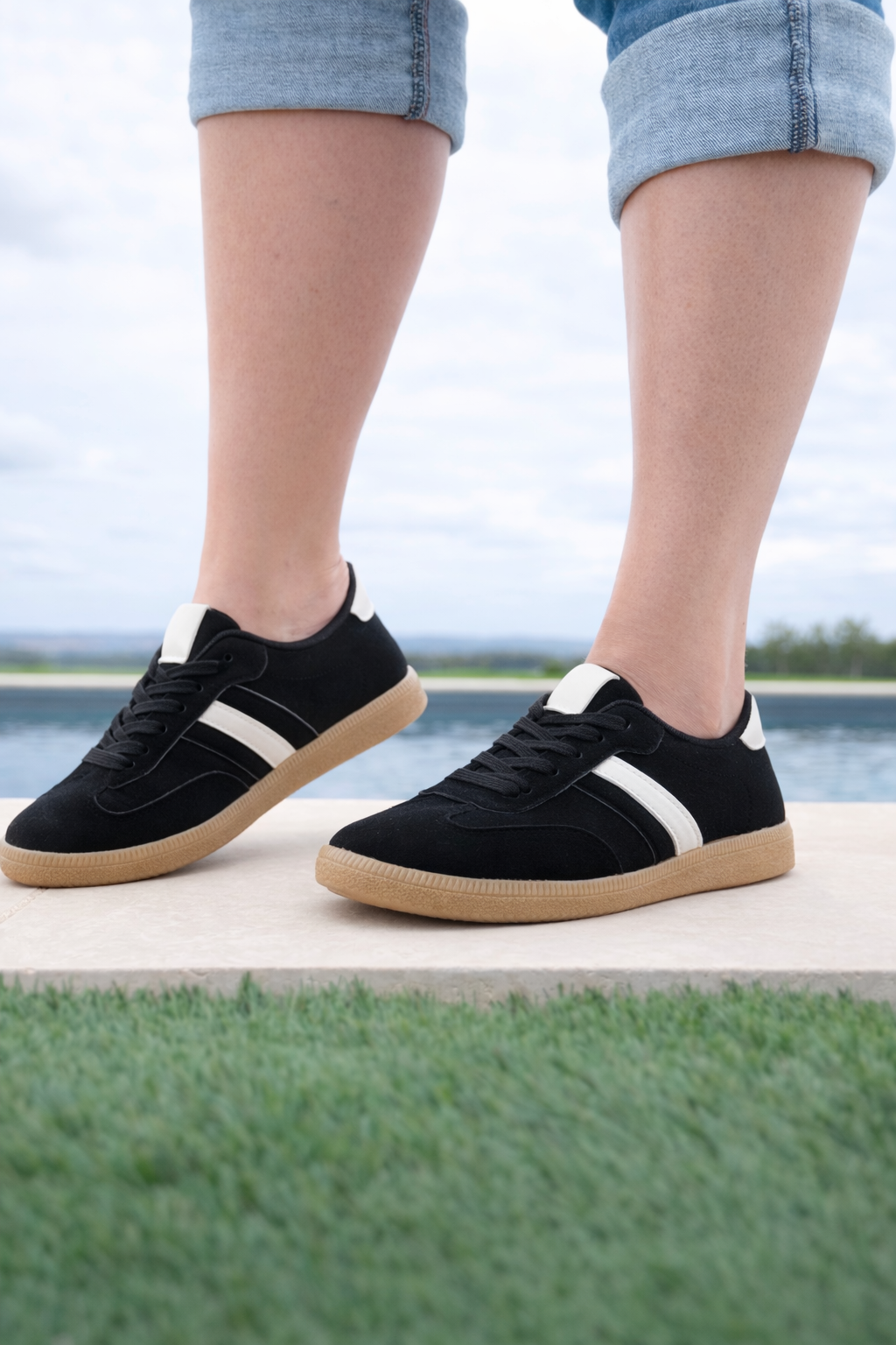 Baskets basses noires bande blanche femme style sneakers campus, semelle caoutchouc caramel, portées avec jean