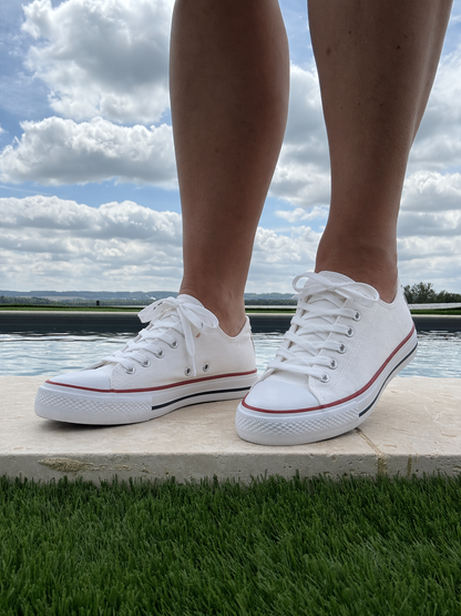 Baskets basses blanches style converse lacets blancs et liseré rouge – vue de face
