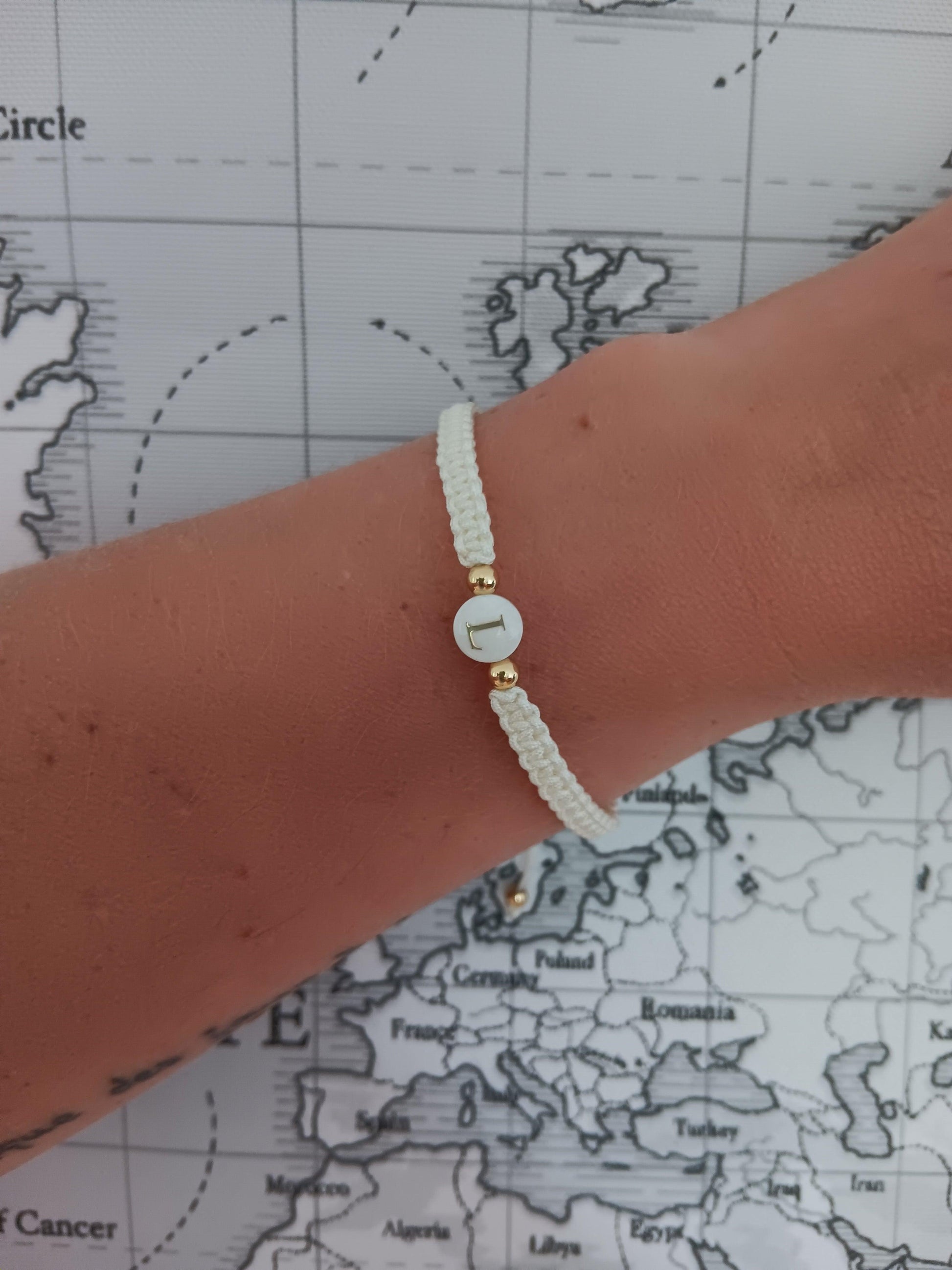 Bracelet tressé brésilien Ecru lettre au choix - Le Petit Placard