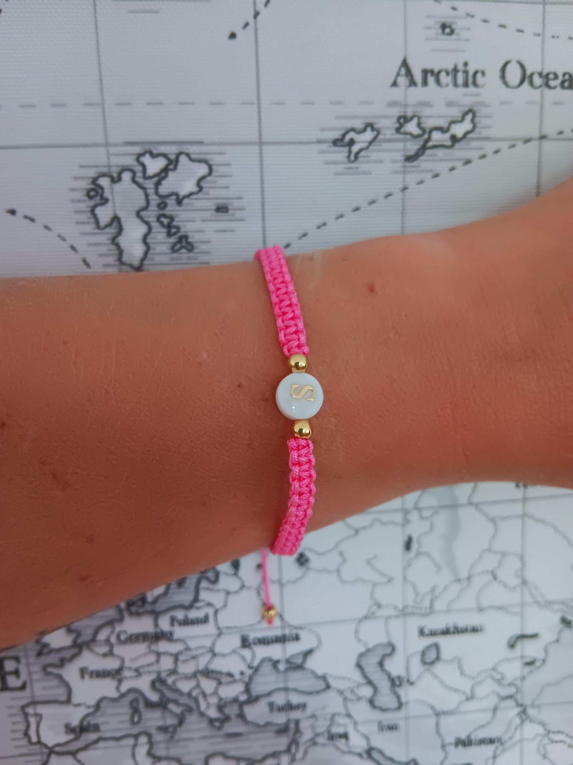 Bracelet tressé brésilien Fuschia lettre au choix - Le Petit Placard