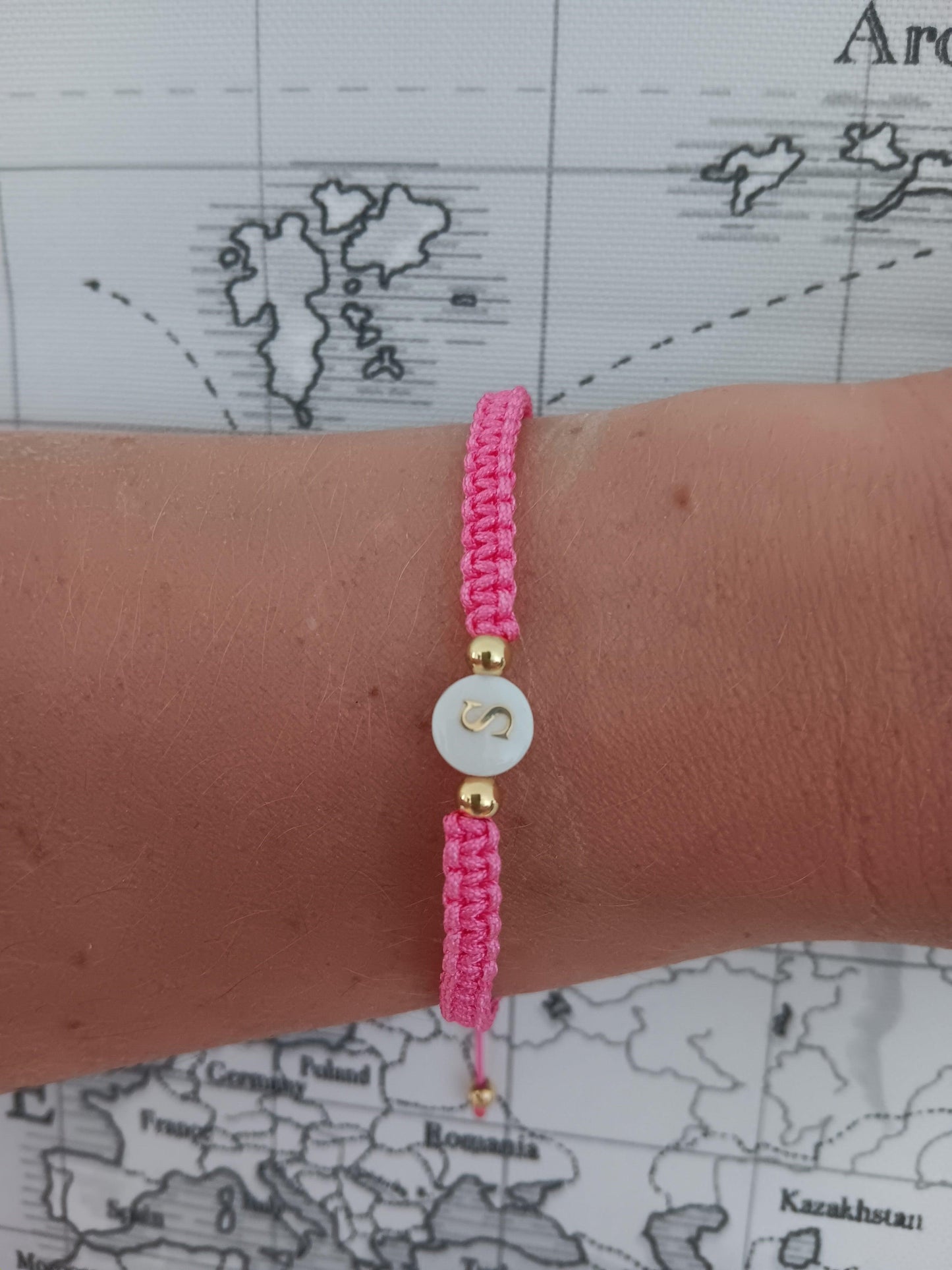 Bracelet tressé brésilien Fuschia lettre au choix - Le Petit Placard