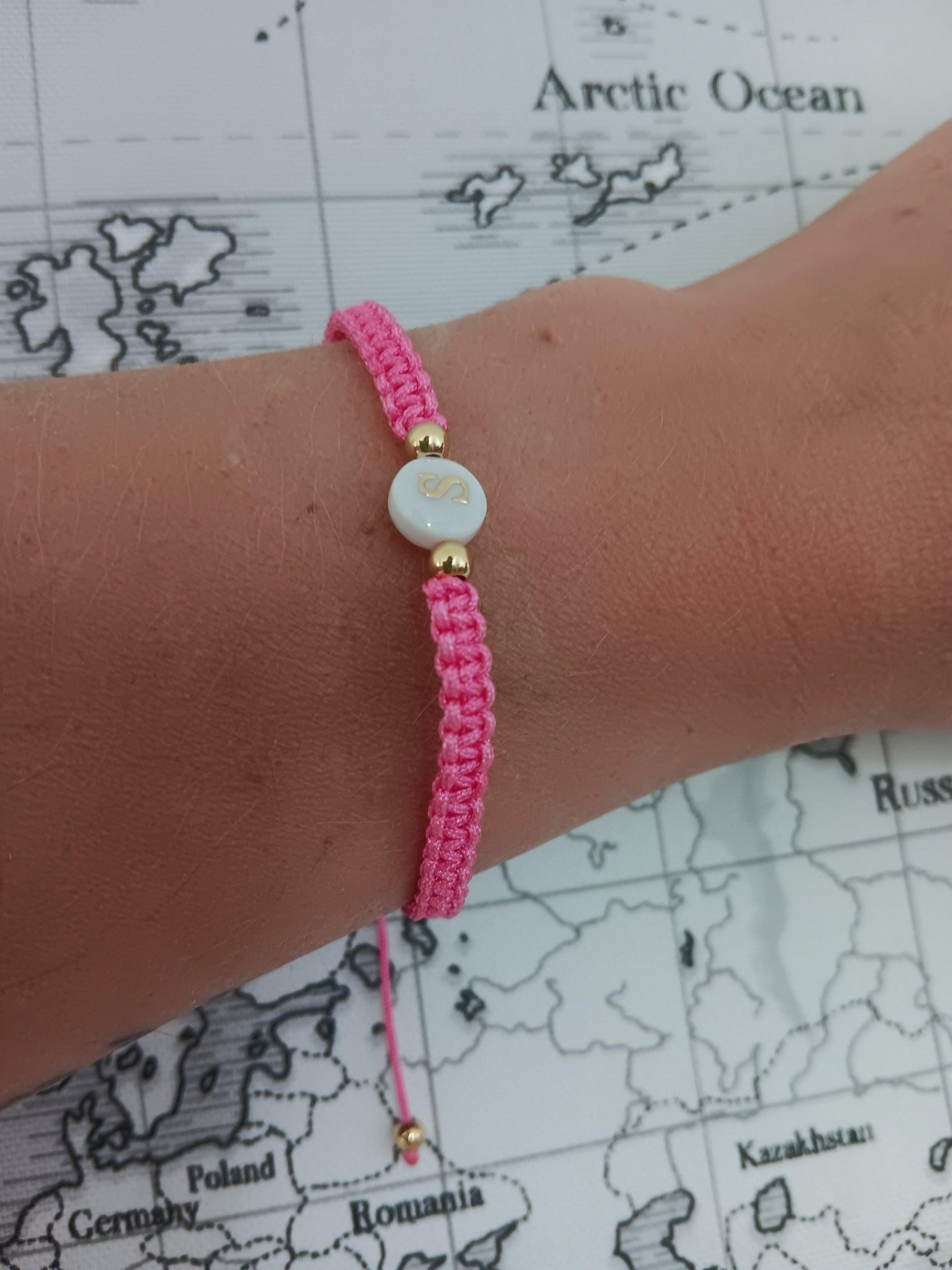 Bracelet tressé brésilien Fuschia lettre au choix - Le Petit Placard