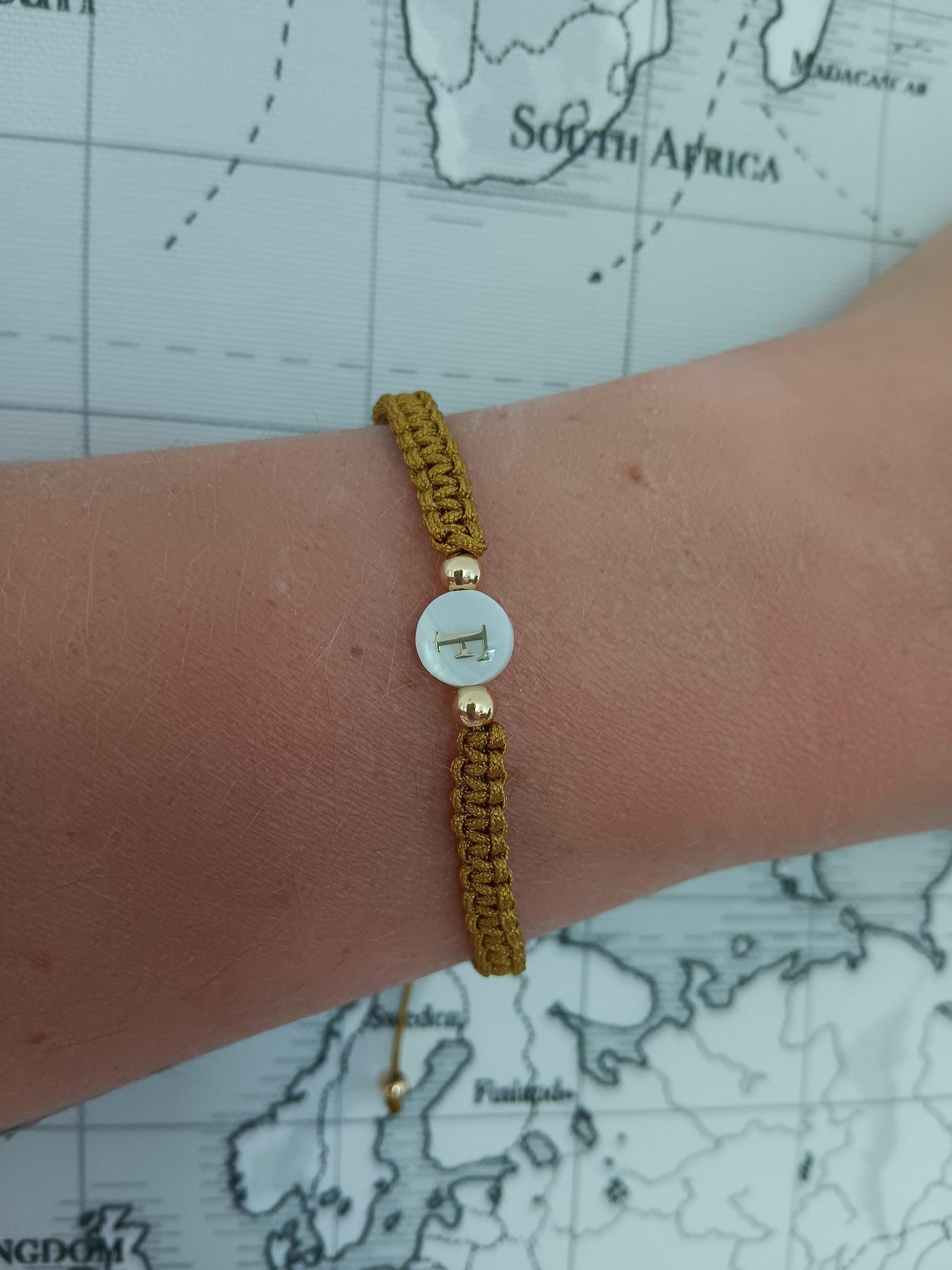 Bracelet tressé brésilien lettre au choix - Le Petit Placard