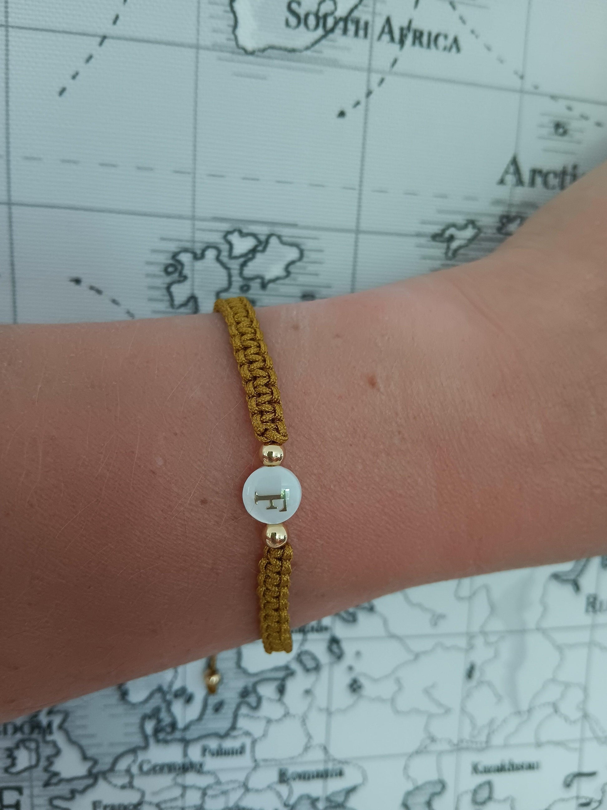 Bracelet tressé brésilien lettre au choix - Le Petit Placard