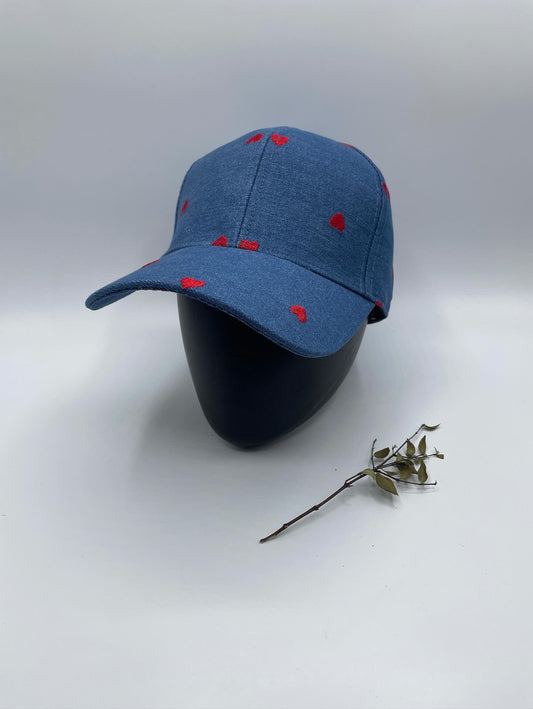 Casquette en coton bleu denim avec motifs cœur rouge - Le Petit Placard