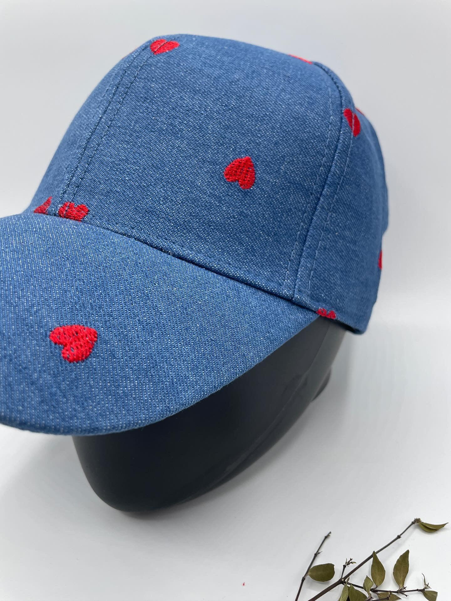 Casquette en coton bleu denim avec motifs cœur rouge - Le Petit Placard